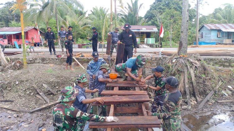 Gotong royong yang ditunjukkan dalam berbagai kegiatan fisik, seperti pembangunan jembatan. (Foto: NM)