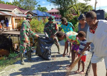Satgas TMMD Kodim 1710/Mimika dan Warga Kampung Pigapu Gelar Aksi Bersih-Bersih Lingkungan