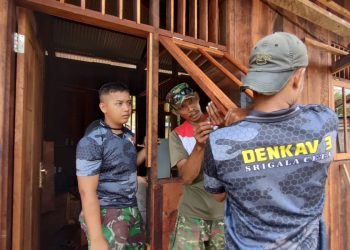 Satgas TMMD Kodim 1710/Mimika Genjot Pemasangan Pintu dan Jendela Rumah Warga