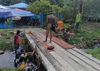 Personel Satgas TMMD Kodim 1710/Mimika Melayat dan Bantu Keluarga Duka di Kampung Binaan