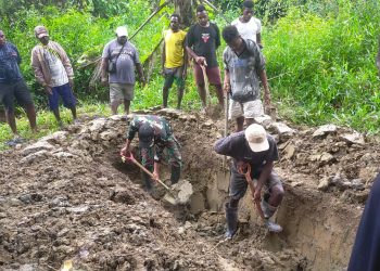 Satgas TMMD 124 Bantu Penggalian Makam Istri Kepala Kampung Pigapu