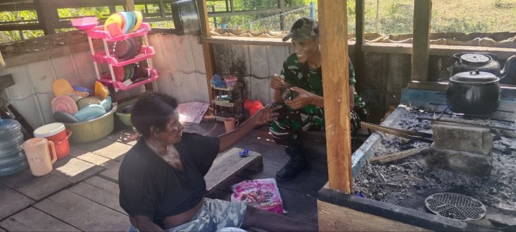 Momen makan bersama di rumah salah satu warga Kampung Pigapu. (Foto: NM)