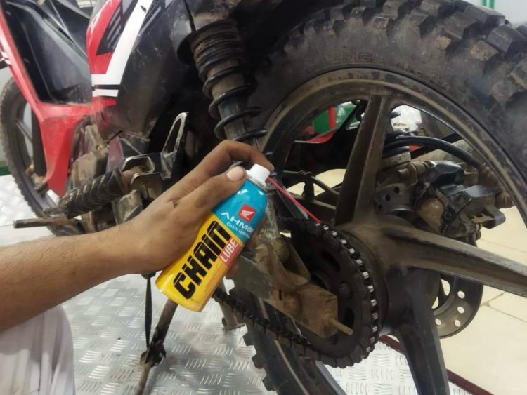 Pentingnya perawatan rantai sepeda motor guna menjaga kenyamanan dan keselamatan berkendara. (Foto: Istimewa)