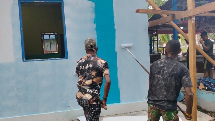 Satgas TNI Manunggal Membangun Desa (TMMD) ke-124 bersama warga jemaat dan masyarakat sekitar melaksanakan kegiatan pengecatan bangunan gereja. (Foto: NM)