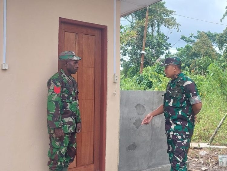 Dansatgas) TMMD Letkol Inf M. Slamet Wijaya memastikan bahwa pembangunan sarana MCK di Kampung Pigapu telah selesai. (Foto: NM)