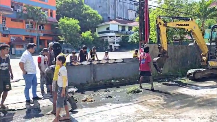 Anggota DPRK Jayapura dari Daerah Pemilihan (Dapil) I Jayapura Selatan, Agustinus Rande saat meninjau langsung pengerukan dan pembersihan drainase. (Foto: Istimewa)