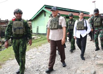 Kunjungi Prajurit di Nduga, Menteri Keuangan Kenakan Rompi Anti Peluru