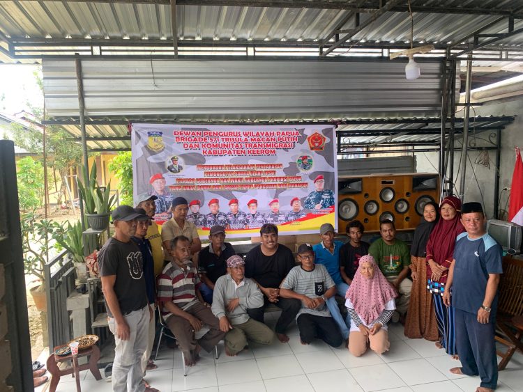 Brigade Trisula Macan Putih Papua dan Komunitas Transmigrasi Kabupaten Keerom. Mereka berharap PSU Gubernur dan Wakil Gubernur Papua berjalan dengan baik. (Foto : Istimewa)