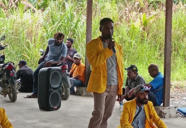 Mahasiswa Universitas Cenderawasih asal Mamberamo Raya, Hendrik Pitawa saat menyampaikan pernyataannya. (Foto: Istimewa)