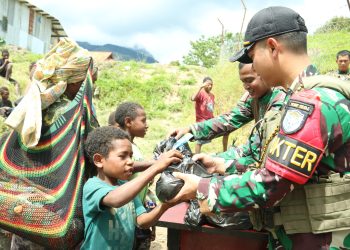 Prajurit TNI Gelar Pengobatan Gratis dan Bagi Makanan Bergizi di Pegunungan Papua