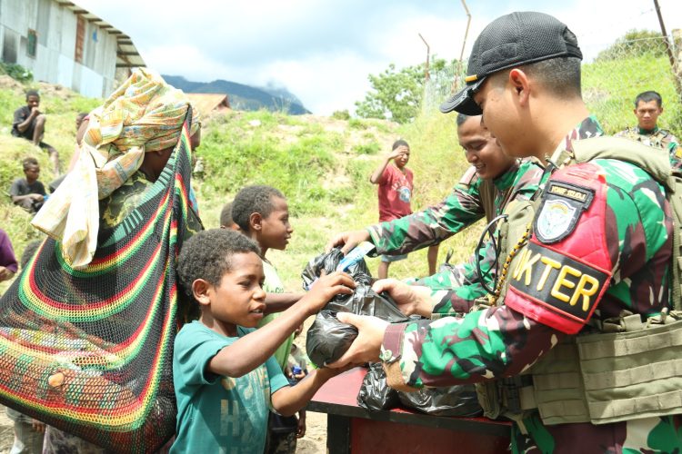 Satgas Yonif 112/Dharma Jaya (DJ) hadir membawa harapan baru bagi warga Distrik Illu, Kabupaten Puncak Jaya. (Foto: Istimewa)
