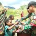 Prajurit TNI Gelar Pengobatan Gratis dan Bagi Makanan Bergizi di Pegunungan Papua