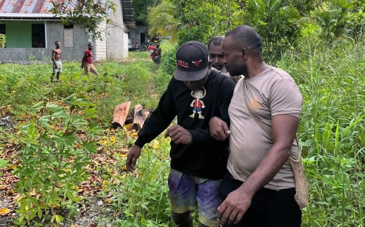 Tersangka pengedar narkotika jenis ganja saat di amankan oleh Polsek Demta. (Foto: Istimewa)