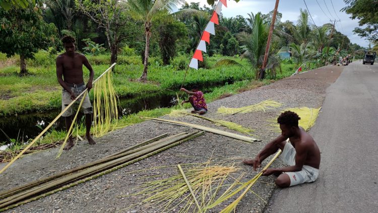 Warga dari berbagai kalangan tampak antusias mempersiapkan lokasi acar Penutupan TMMD. (Foto: NM)