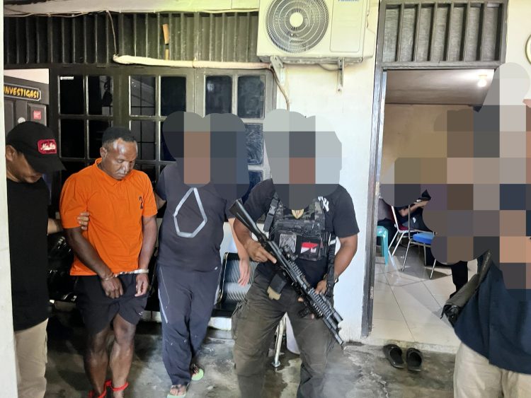 DPO KKB Puncak, Yekis Wanimbo alias Salahmakan Tabuni saat diamankan oleh Satgas Damai Cartenz. (Foto: Istimewa)