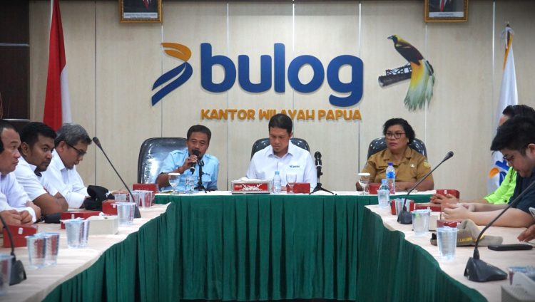 Rapat koordinasi digelar di Aula Kantor Perum Bulog Kanwil Papua. (Foto: Darul Muttaqin)