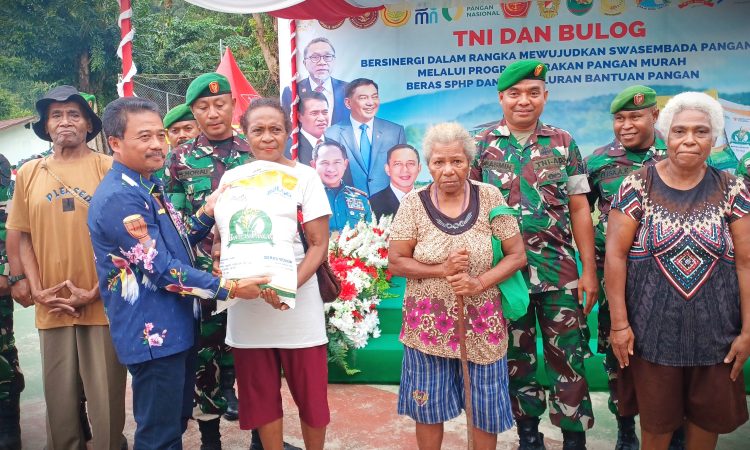 Pemimpin Perum Bulog Kanwil Papua, Ahmad Mustari saat memberikan bantuan pangan Kepada Penerima Manfaat (KPM) secara simbolis. (Foto: Darul Muttaqin)
