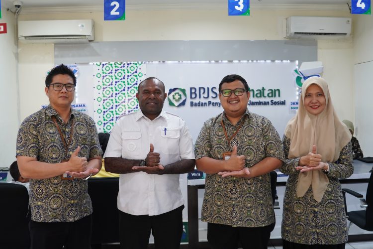 Bupati Sarmi, Dominggus Catue, melakukan kunjungan resmi ke Kantor BPJS Kesehatan Cabang Jayapura. (Foto: Istimewa)