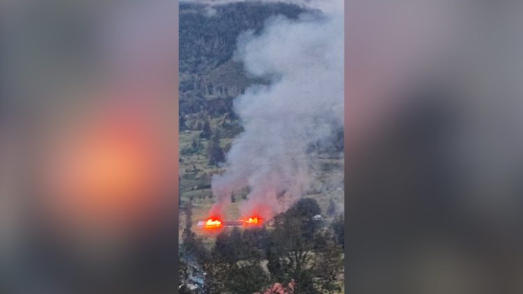 Bangunan yang dibakar meliputi dua unit rumah milik Bupati Puncak Elvis Tabuni. (Foto: Istimewa)