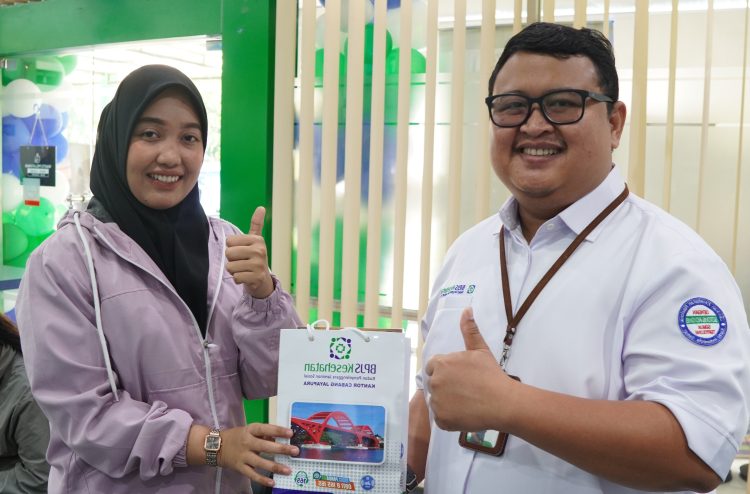 Qathrinnada Ramadhana (Kiri), seorang CPNS saat memanfaatkan layanan BPJS Kesehatan. (Foto: Istimewa)