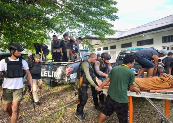 Polres Yalimo Bersama Brimob dan Satgas ODC Evakuasi Korban Penembakan di Hobakma