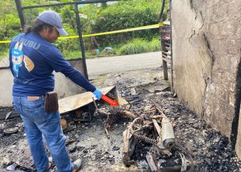 Polres Waropen Respons Cepat Tangani Kebakaran Rumah di Kampung Sarafambai, Diduga Akibat Lilin