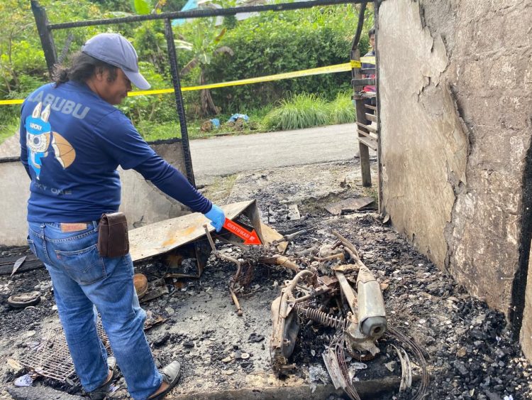 Tim Identifikasi Satreskrim Polres Waropen saat melakukan olah Tempat Kejadian Perkara (TKP). Foto: Istimewa