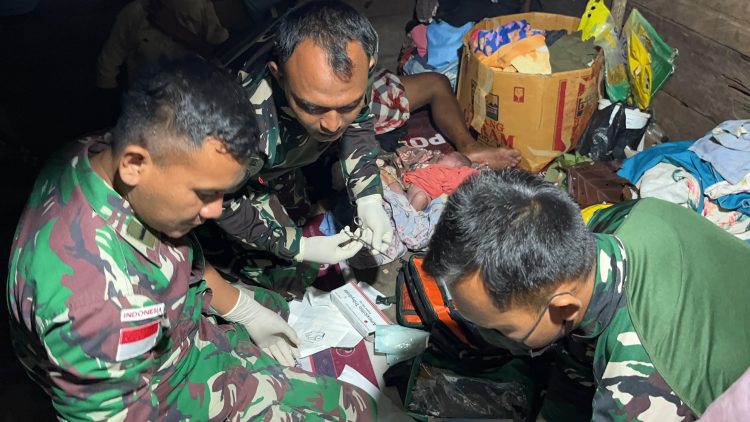 Tim medis dari Satgas Yonif 512/QY saat membantu warga melakukan persalinan. (Foto: Istimewa)