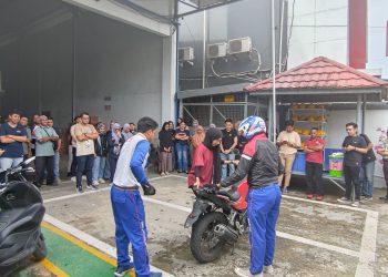 Pelatihan Safety Riding di Astra Motor Papua, Dari Postur Tubuh hingga Teknik Angkat Motor