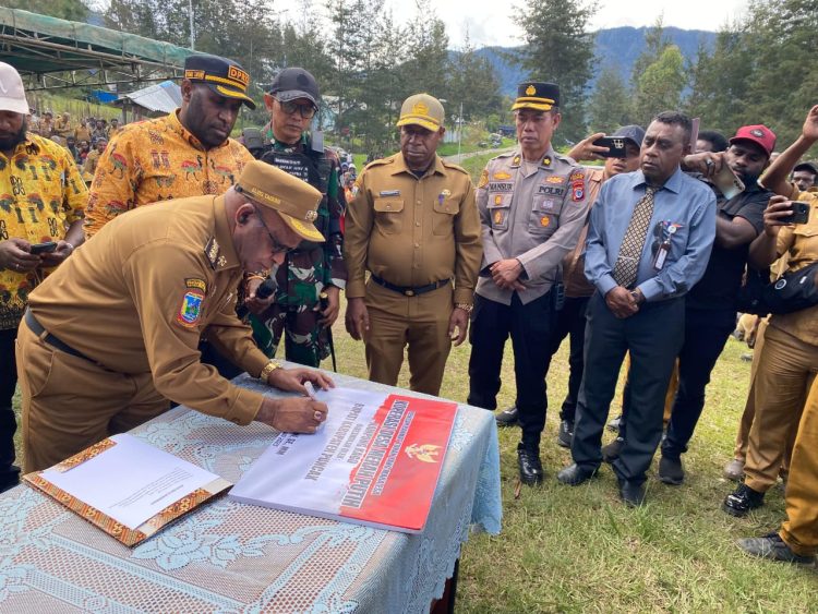 Bupati Puncak Elvis Tabuni didampingi Wakil Bupati Puncak Naftali akawal, serta Ketua DPRK Thomas Tabuni dan Plt. Sekda Puncak Nenu Tabuni, saat launching Koperasi Merah Putih di kampung Kago. (Foto: Istimewa)