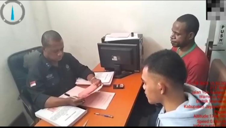 Dua tersangka yang dilakukan proses tahap II tersebut yakni La Ode Sultan Zaldi Saim dan Praedy Wanimbo alias Kenyam. (Foto: Istimewa)