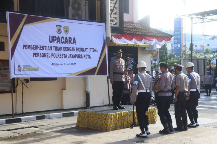 Upacara Pemberhentian Tidak Dengan Hormat (PTDH) terhadap dua personelnya, yakni Bripka SS dan Brigpol HS. (Foto: Istimewa)