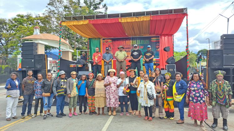 Foto bersama usai resmi membuka kegiatan bertajuk “Reggae di Jalanan bersama UMKM dan Fashion Show. (Foto: Istimewa)