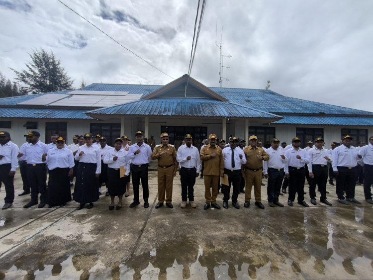 204 Calon Pegawai Negeri Sipil (CPNS) formasi tahun 2024 resmi menerima Surat Keputusan (SK) Pengangkatan dari Pemerintah Kabupaten Puncak. (Foto: Istimewa)