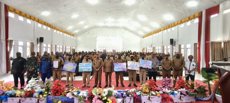 Bupati Puncak Elvis Tabuni dan Wakil Bupati Naftali Akawal saat menyerahkan secara simbolis dana kampung,usai Sosialisasi Dana Desa Tahap I Tahun 2025, di Aula Negelar. (Foto: Istimewa)