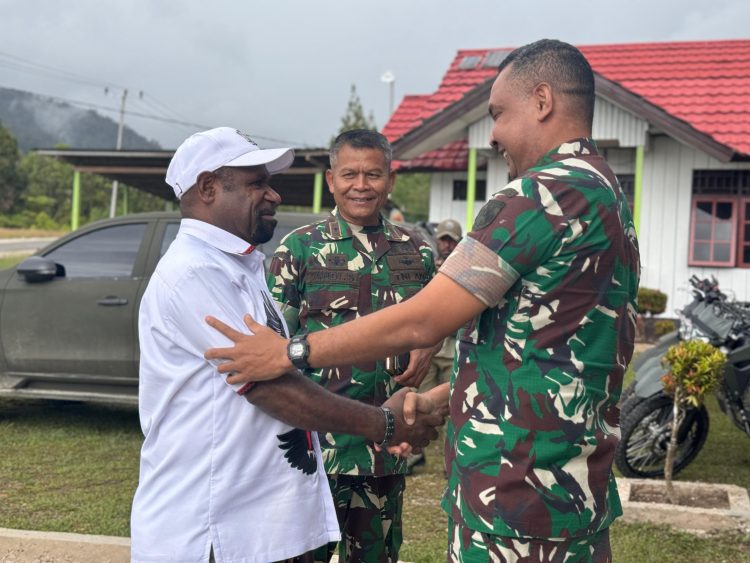 Wakil Bupati Mamberamo Tengah, Itaman Thago, saat menyambut kunker Komandan Kodim 1702/Jayawijaya, Letkol Arh Reza Ch. A. Mamoribo. (Foto: Istimewa)