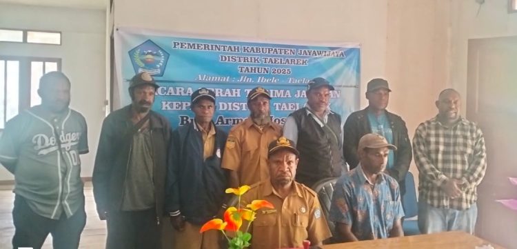 Serah terima jabatan Kepala Distrik dari pejabat lama Arinus Mosip kepada Plt. Kepala Distrik yang baru, Okhi Hilapok. (Foto: Istimewa)