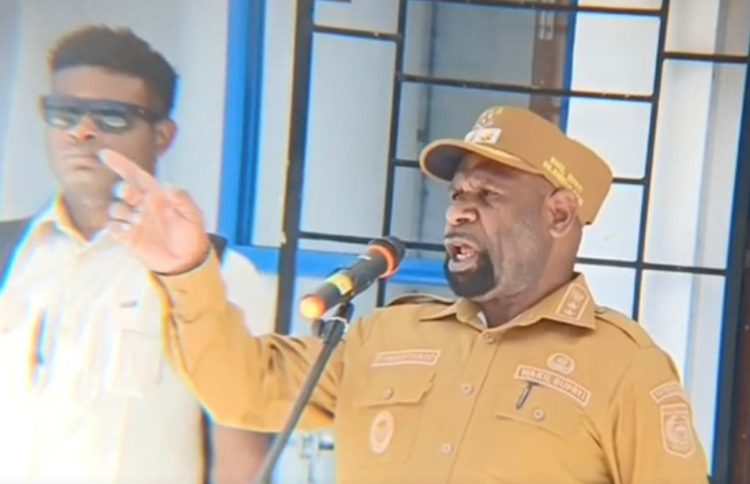 Wakil Bupati Mamberamo Tengah, Itaman Thago saat memimpin Apel Gabungan. (Foto: Istimewa)