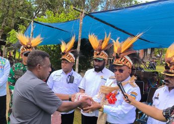 Bupati dan Wakil Bupati Puncak Salurkan Dana Kampung Rp7,4 Miliar di Distrik Doufo dan Dervos