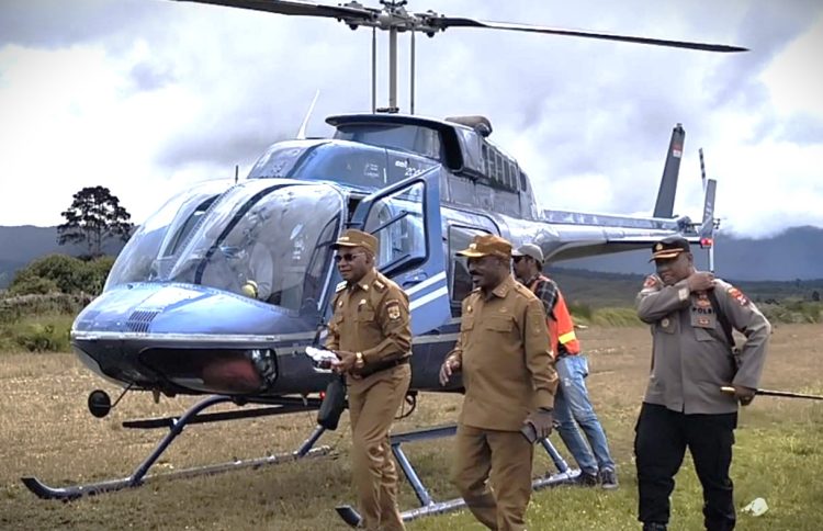 Bupati dan Wakil Bupati Puncak Antar Langsung Dana Kampung ke Agandugume dan Sinak menggunaka helikopter. (Foto: Istimewa)