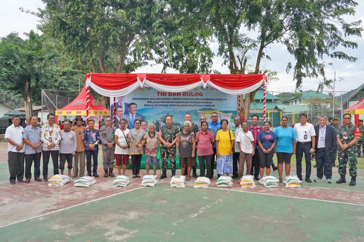 Foto bersama usai penyaluran bantuan pangan kepada masyarakat. (Foto: Istimewa)