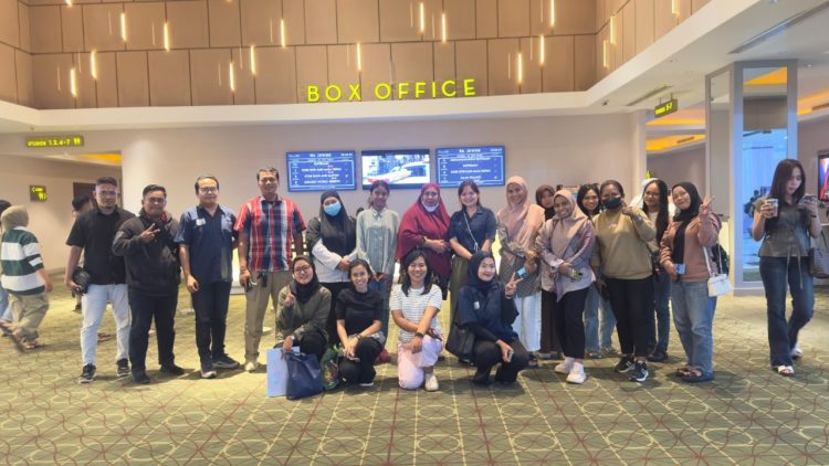 Honda Fajar Baru Jayapura menggelar acara Nonton Bareng (Nobar) film “Sore Istri dari Masa Depan” di bioskop XXI Mall Jayapura. (Foto: Istimewa)