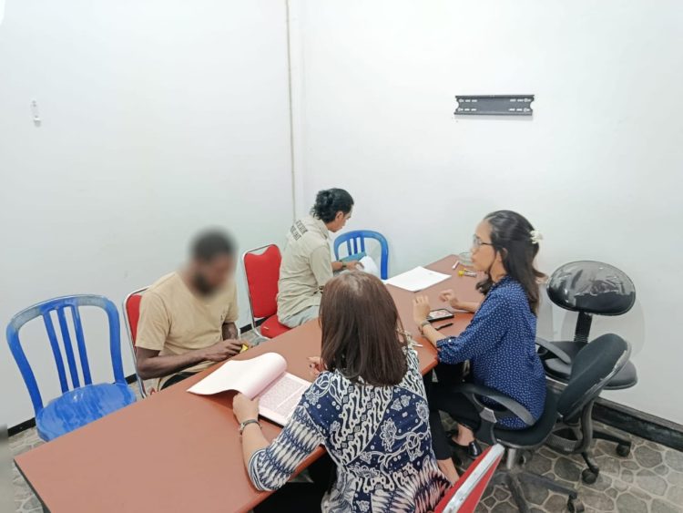 Polres Asmat secara resmi menyerahkan seorang tersangka kasus penganiayaan berinisial OA alias F (22) ke Kejaksaan Negeri Merauke. (Foto: Istimewa)