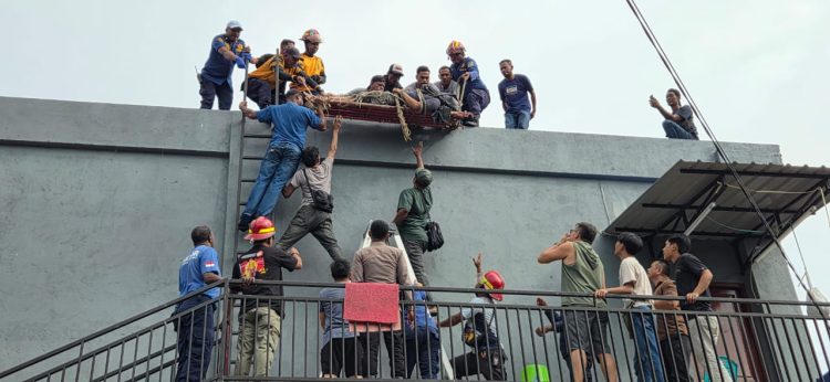Evakuasi terhadap korban bernama Ari Murianto, seorang teknisi dari atap bangunan. (Foto: Istimewa)