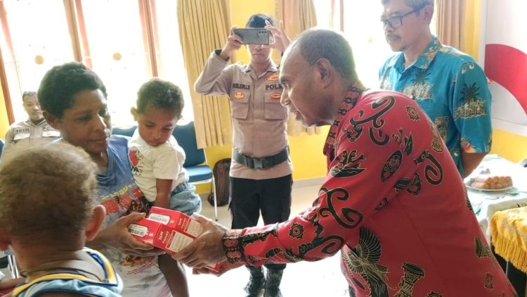 Bupati Rumansara secara simbolis menyerahkan asupan gizi tambahan berupa susu. (Foto: Wersay)