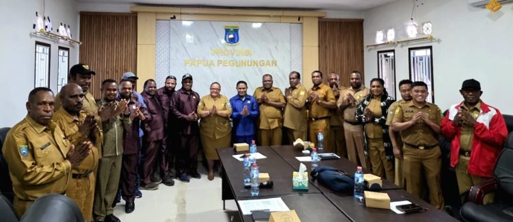 Foto bersama usai melaksanakan rapat koordinasi Pansus TLHP BPK RI DPR dan sejumlah OPD Papua Pegunungan. (Foto: Istimewa)