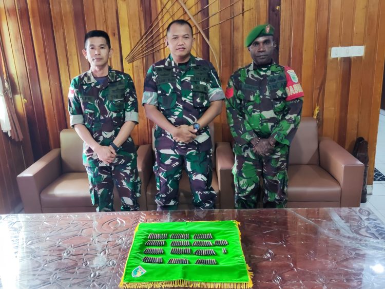 Sebanyak 129 butir amunisi kaliber 7,62 mm dari seorang warga diserahkan ke Kodim 1710/Mimika. (Foto: Istimewa))