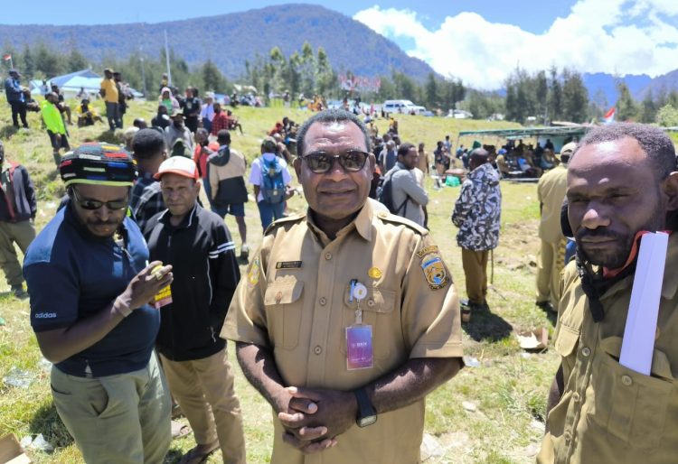 Ketua Lembaga Masyarakat Adat (LMA) Kabupaten Puncak Pudinus Alom dan Ketua Komisi I DPRK Puncak, Perius Denilson Wonda saat memberikan apresiasi kepada pemkab. (Foto: Istimewa)