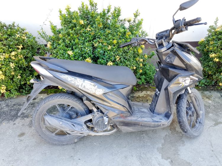 Sepeda motor Honda Beat hitam milik pelaku percobaan pemerkosaan. (Foto: Istimewa)