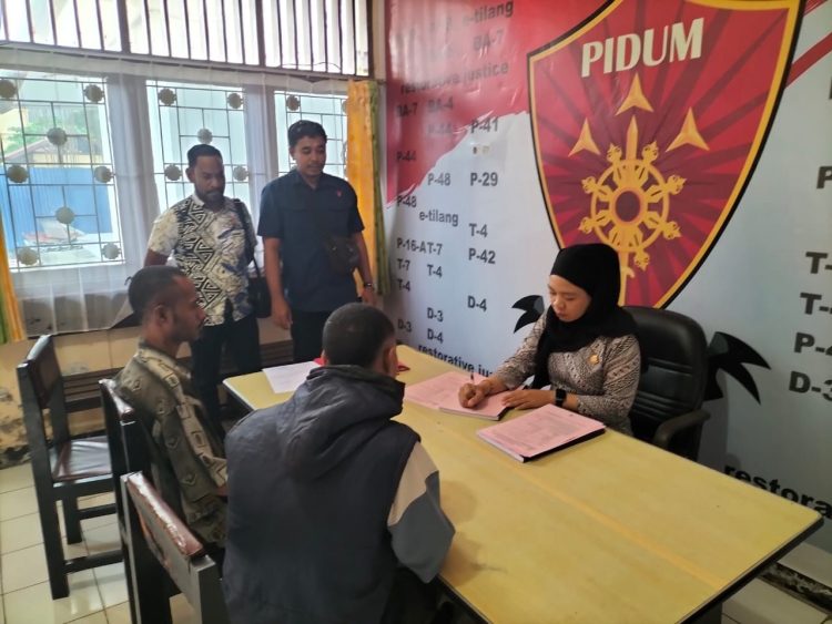 Polres Waropen resmi menyerahkan tersangka kasus persetubuhan terhadap anak di bawah umur beserta barang bukti ke Kejaksaan Negeri Kepulauan Yapen. (Foto: Istimewa)